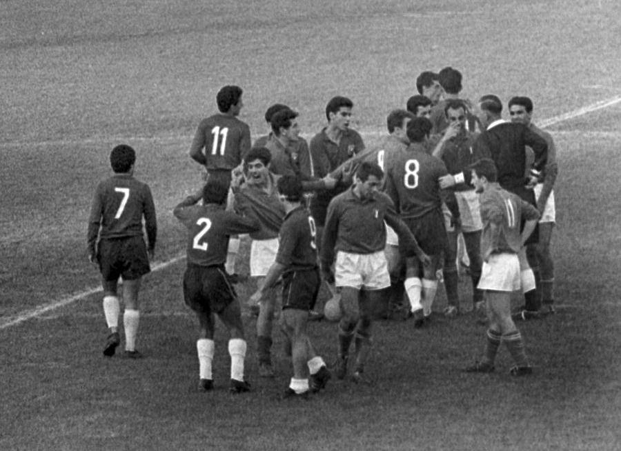 Chile - Italia 2-0, una dintre cele mai dure partide din istoria fotbalului „Bătălia de la Santiago”, cea mai sângeroasă partidă din istoria fotbalului: Poliția a trebuit să intervină pe teren de 4 ori!