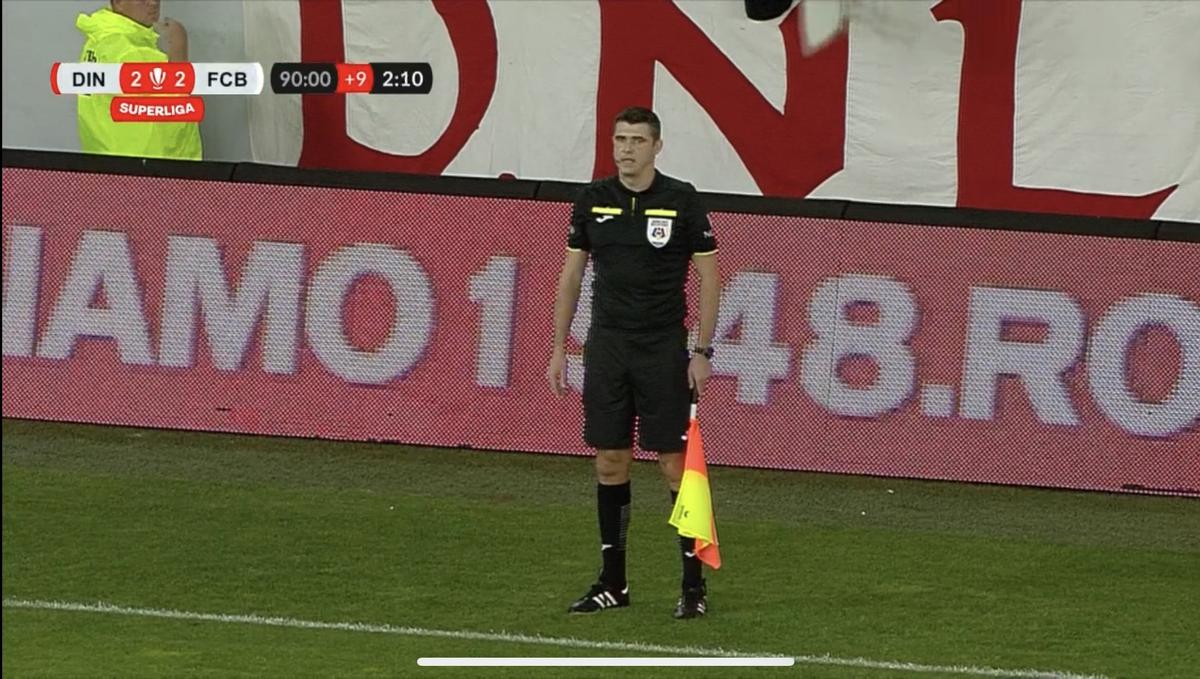 Gest inconștient! Aproape de o tragedie la Dinamo - Botoșani: un scaun rupt din tribune a aterizat la câțiva centimetri de arbitru!