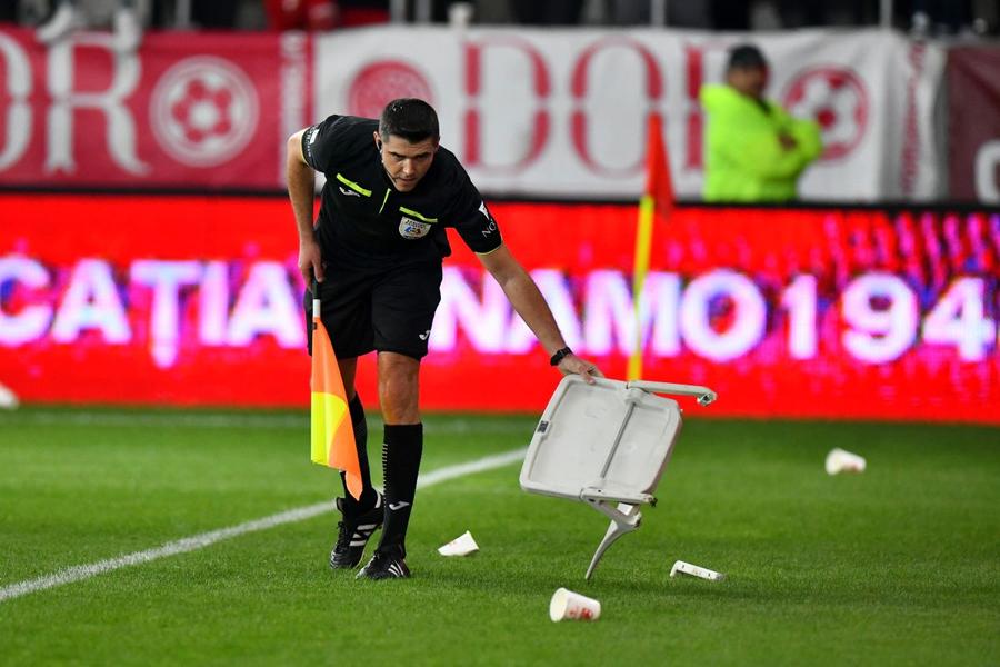 Suporterii lui Dinamo au aruncat cu scaunul după arbitru/ foto Cristi Preda (GSP) Gest inconștient! Aproape de o tragedie la Dinamo - Botoșani: un scaun rupt din tribune a aterizat la câțiva centimetri de arbitru!