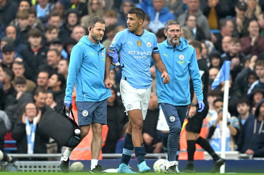 Rodri a ieșit accidentat în Manchester City - Arsenal // foto: Guliver/gettyimages Chinurile și războaiele milionarilor din fotbal