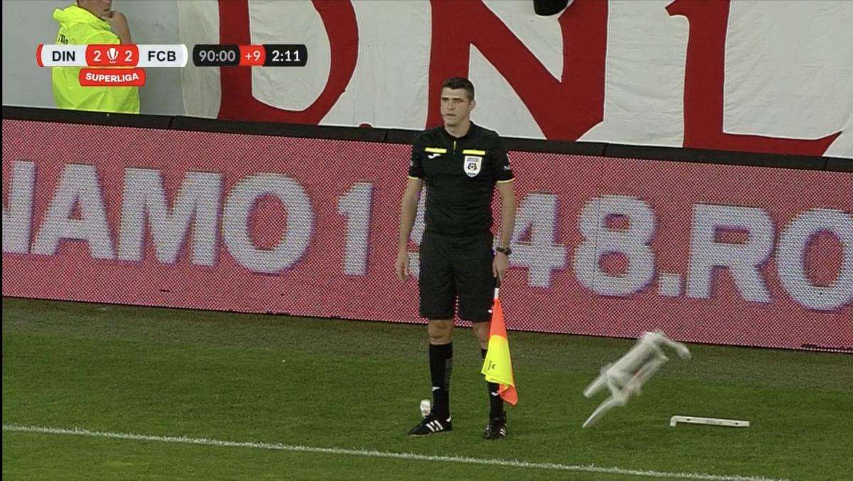Gest inconștient! Aproape de o tragedie la Dinamo - Botoșani: un scaun rupt din tribune a aterizat la câțiva centimetri de arbitru!