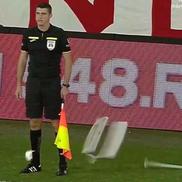 Scaun aruncat spre asistent la Dinamo - Botoșani