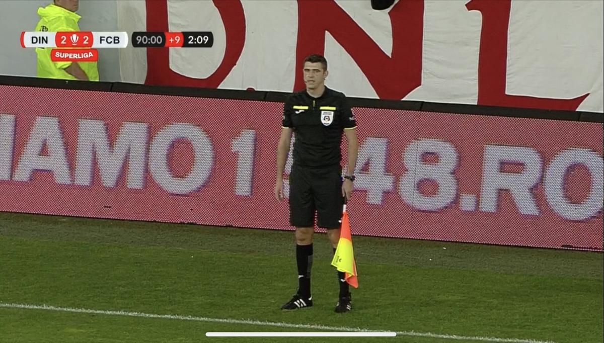 Gest inconștient! Aproape de o tragedie la Dinamo - Botoșani: un scaun rupt din tribune a aterizat la câțiva centimetri de arbitru!