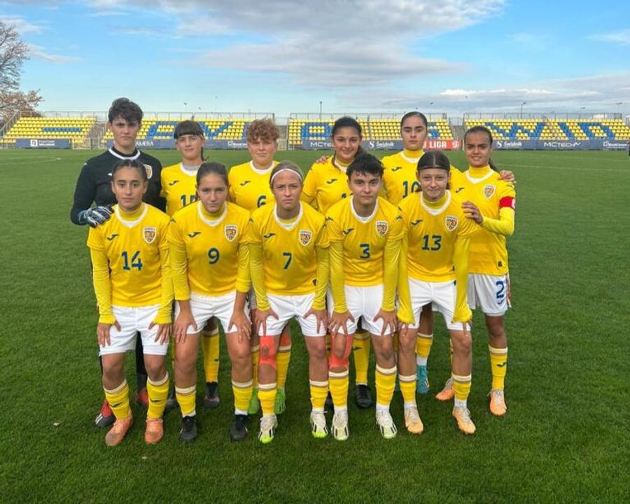 Karina Suciu (nr. 14), aici la o acțiune a naționalei U15, e una dintre jucătoarele acuzate că au fost folosite pe fals de Sepsi. Foto: frf.ro S-a spart conducta cu jucători pe fals: Sepsi a ajuns la Comisia de Disciplină! » „Nu aveau drept de joc, riscă o suspendare pe un an”