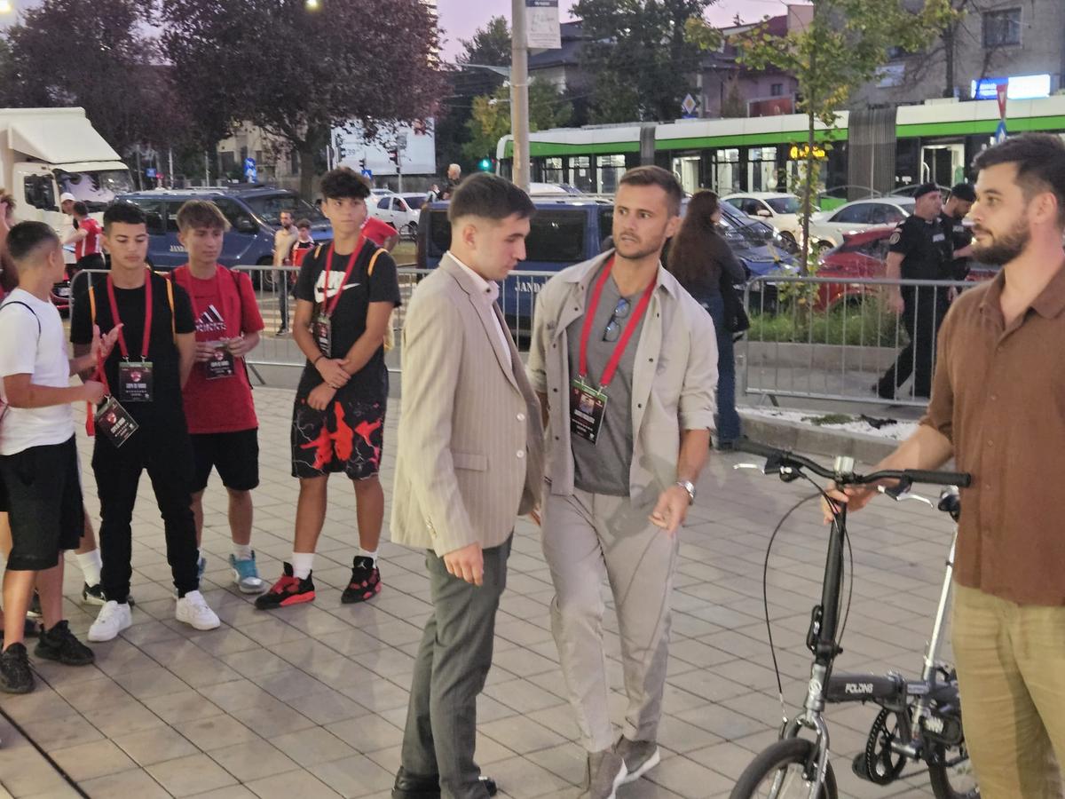 „Green” Dinamo: acționarul „câinilor” a venit la stadion cu propria trotinetă electrică
