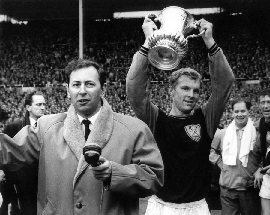 David Coleman, în stânga lui Bobby Moore / Foto: Imago Images „Bătălia de la Santiago”, cea mai sângeroasă partidă din istoria fotbalului: Poliția a trebuit să intervină pe teren de 4 ori!