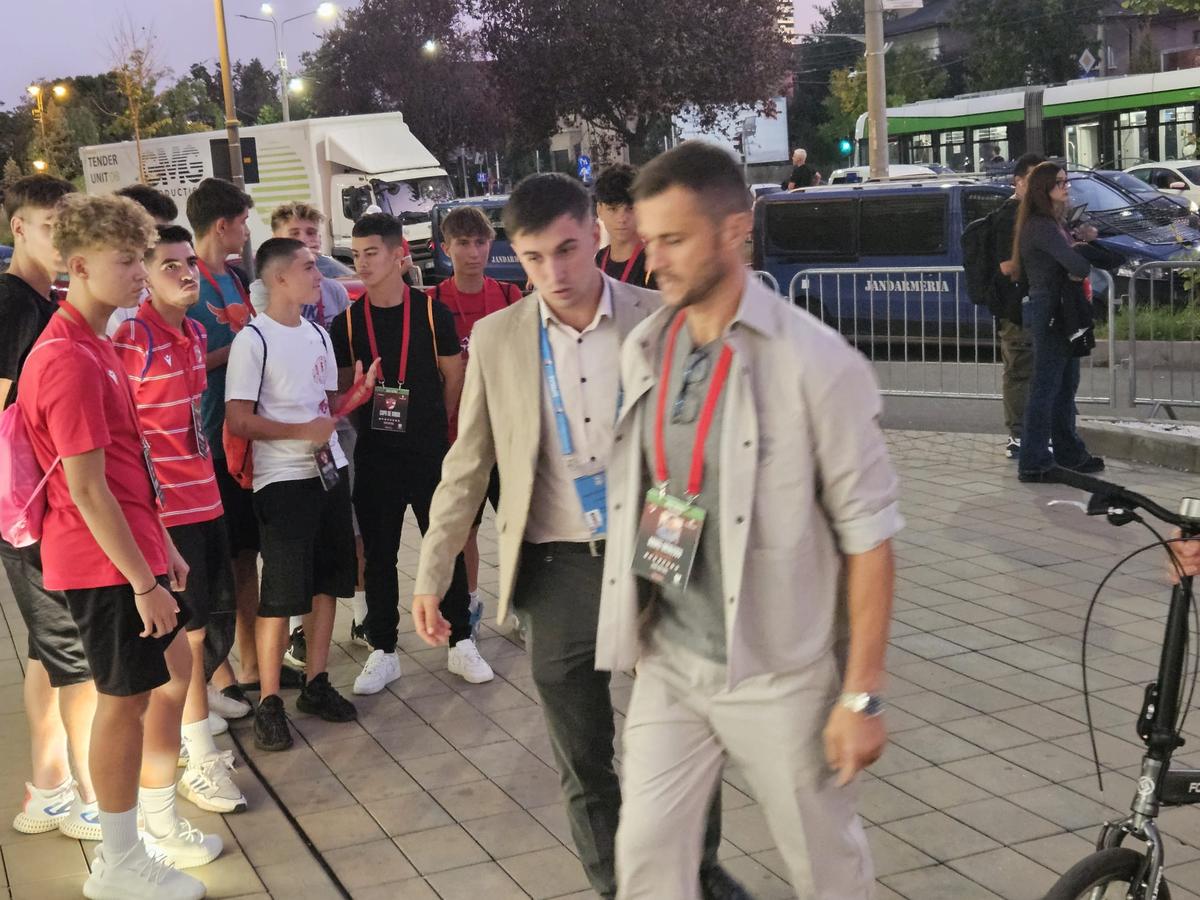 „Green” Dinamo: acționarul „câinilor” a venit la stadion cu propria trotinetă electrică