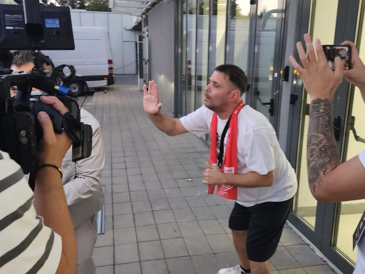 „Green” Dinamo: acționarul „câinilor” a venit la stadion cu propria trotinetă electrică