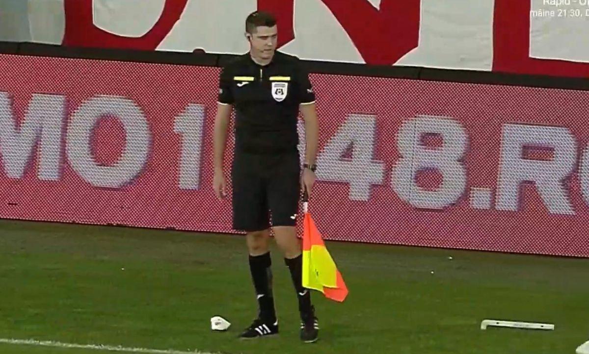 Scaun aruncat spre asistent la Dinamo - Botoșani