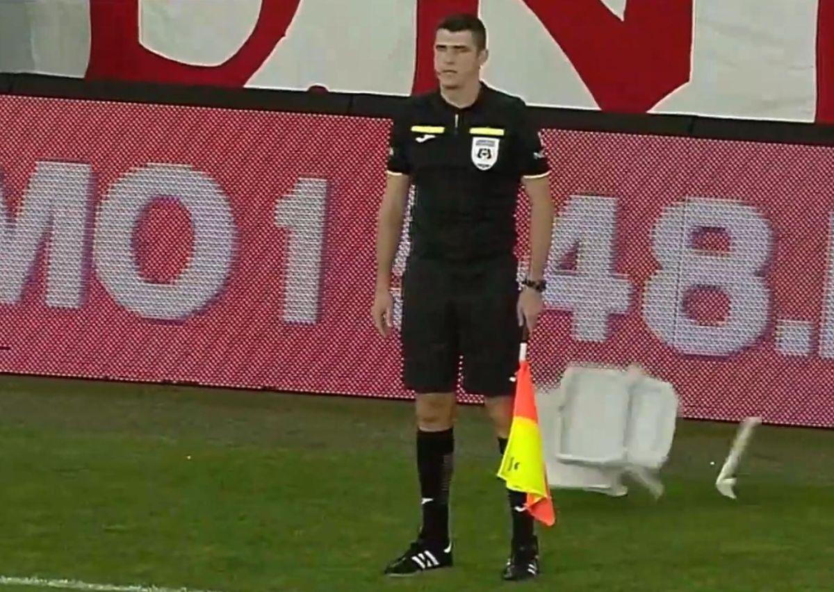 Gest inconștient! Aproape de o tragedie la Dinamo - Botoșani: un scaun rupt din tribune a aterizat la câțiva centimetri de arbitru!