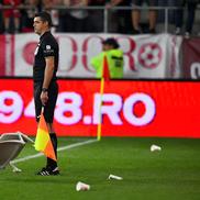 Scaun aruncat spre asistent în Dinamo - Botoșani // foto: Cristi Preda (GSP)