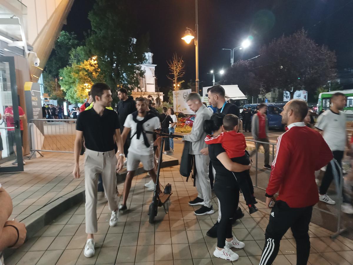 „Green” Dinamo: acționarul „câinilor” a venit la stadion cu propria trotinetă electrică
