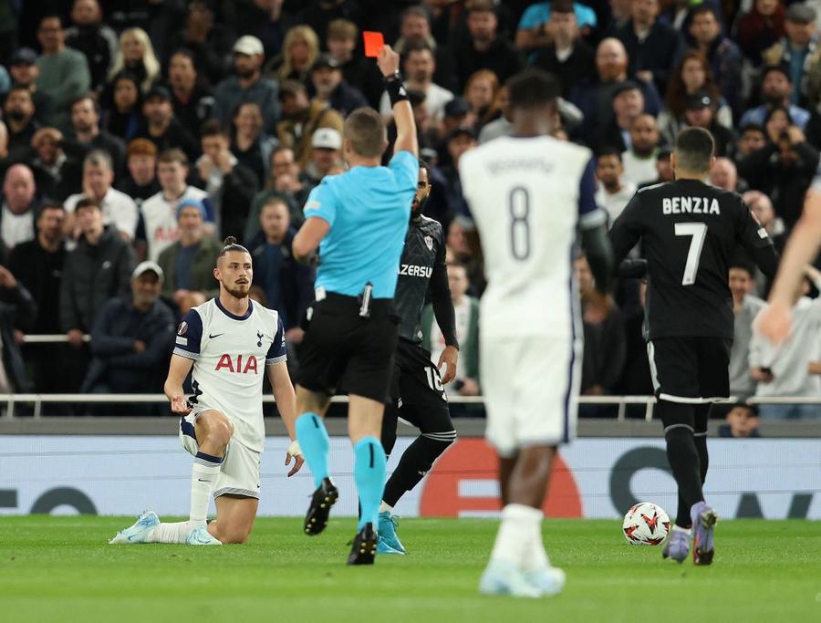 Radu Drăgușin a suferit joi prima eliminare din cariera începută de la Juventus U17 în 157 de meciuri (12 goluri, 2 pase decisive, 12.464 de minute) Dragonul cu pinteni nu-i decât țânțar!