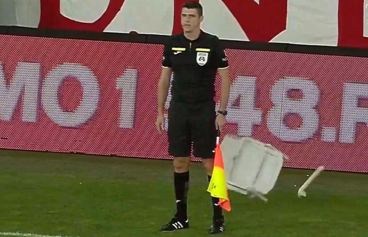 Gest inconștient! Aproape de o tragedie la Dinamo - Botoșani: un scaun rupt din tribune a aterizat la câțiva centimetri de arbitru!