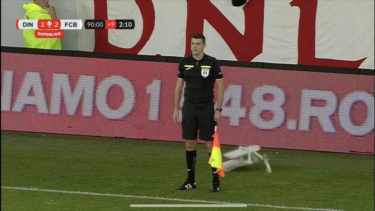 Gest inconștient! Aproape de o tragedie la Dinamo - Botoșani: un scaun rupt din tribune a aterizat la câțiva centimetri de arbitru!