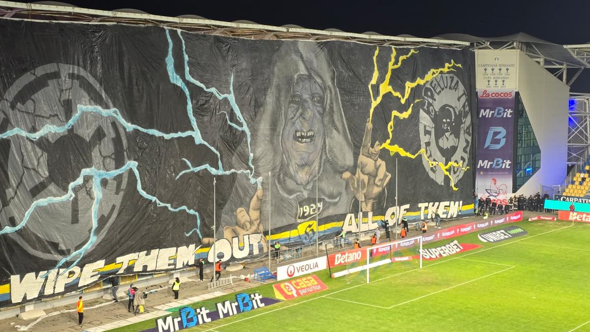 SHOW în startul partidei dintre Petrolul și Rapid » „Lupii”, coregrafie cu tentă rasistă + inspirație din „Războiul Stelelor”