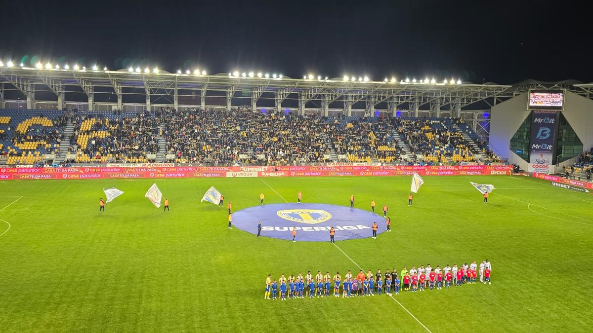 Scenografiile din startul partidei dintre Petrolul și Rapid