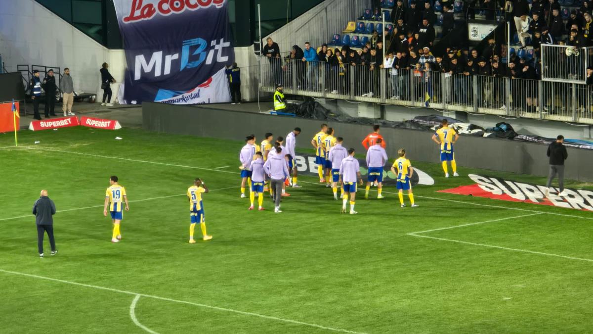 Alex Dobre, aclamat de galeria Rapidului, după victoria cu Petrolul