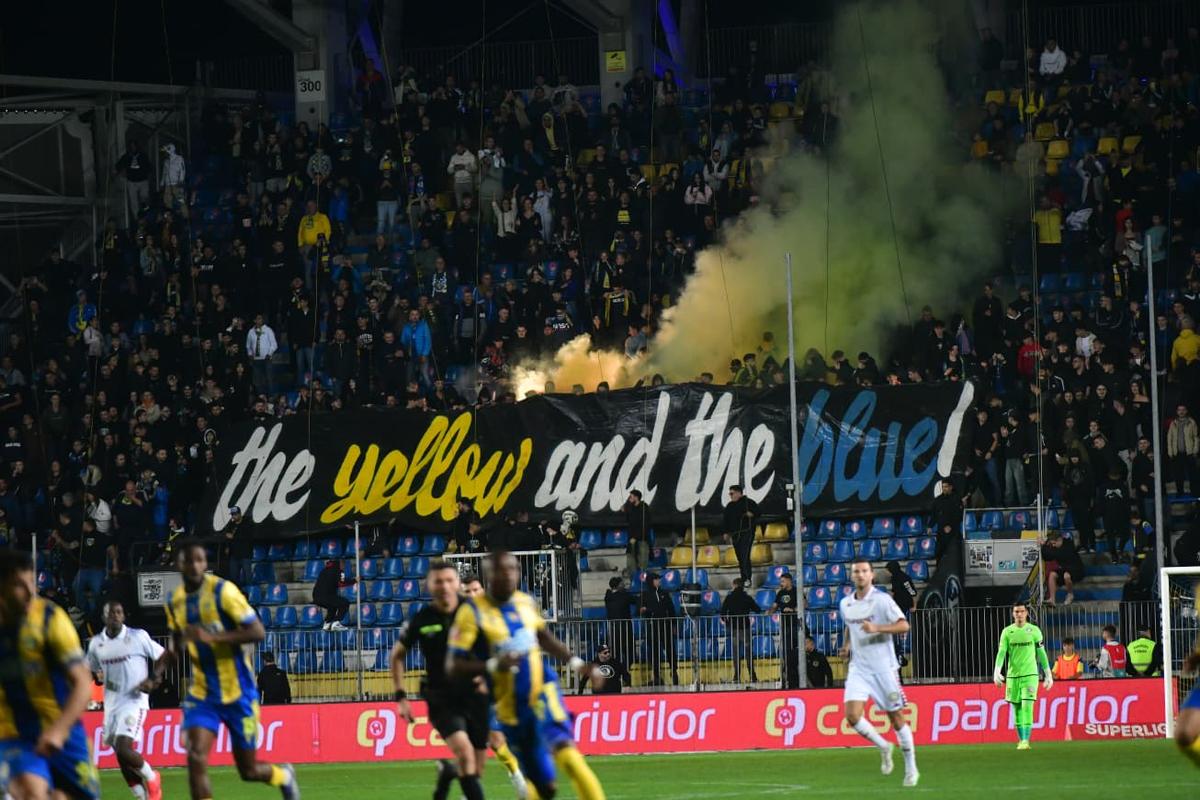SHOW în startul partidei dintre Petrolul și Rapid » „Lupii”, coregrafie cu tentă rasistă + inspirație din „Războiul Stelelor”