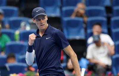 Jannik Sinner a trecut printr-o sperietură, dar s-a calificat în sferturi de finală la Beijing