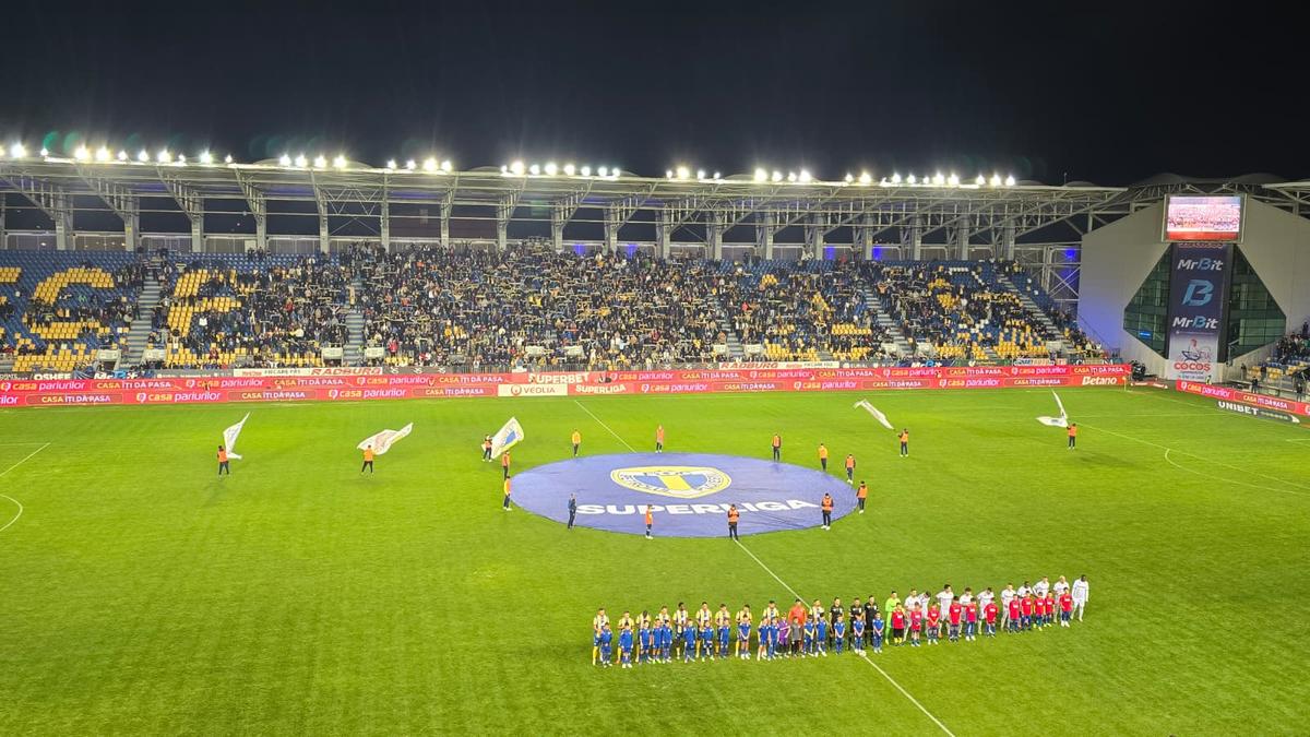 SHOW în startul partidei dintre Petrolul și Rapid » „Lupii”, coregrafie cu tentă rasistă + inspirație din „Războiul Stelelor”