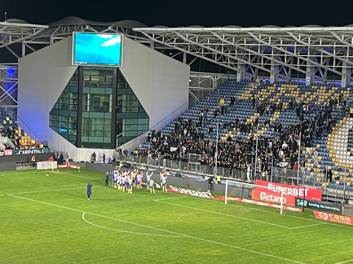Alex Dobre, aclamat de galeria Rapidului, după victoria cu Petrolul