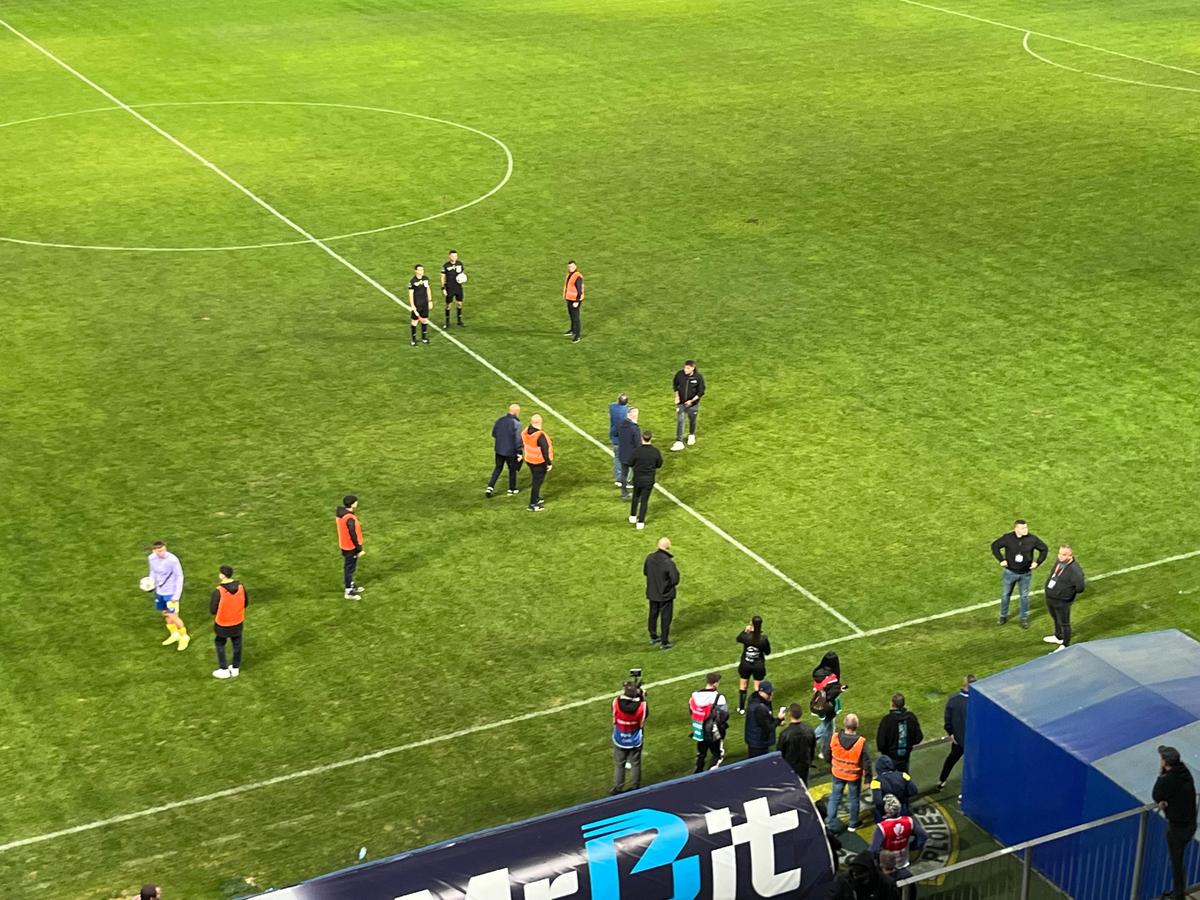 Eugen Neagoe „a luat foc” la finalul primei reprize dintre Petrolul și Rapid » Dialog încins cu Marcel Bîrsan pe tunel