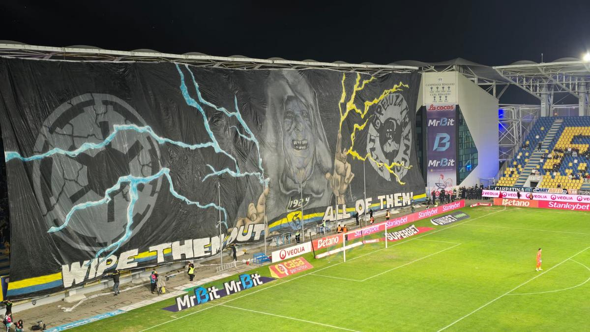 SHOW în startul partidei dintre Petrolul și Rapid » „Lupii”, coregrafie cu tentă rasistă + inspirație din „Războiul Stelelor”