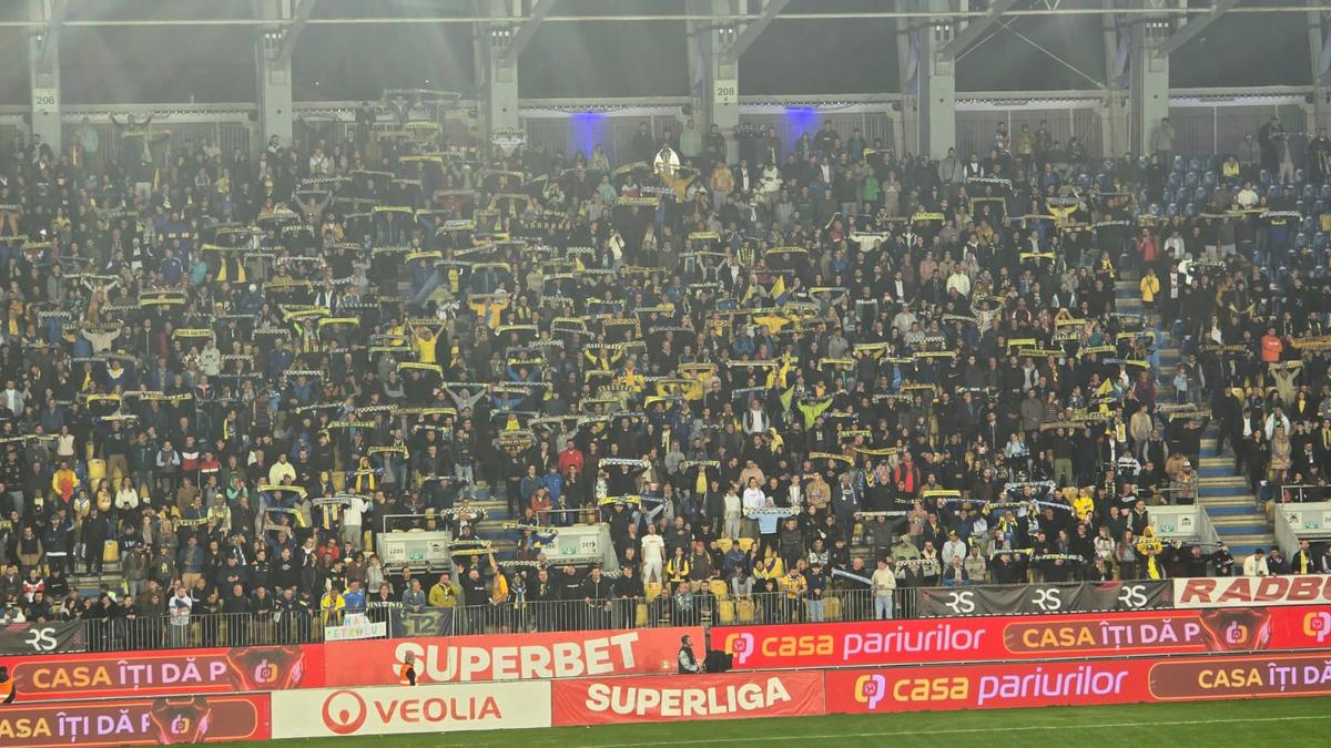 SHOW în startul partidei dintre Petrolul și Rapid » „Lupii”, coregrafie cu tentă rasistă + inspirație din „Războiul Stelelor”