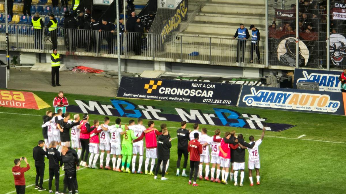 Alex Dobre, aclamat de galeria Rapidului, după victoria cu Petrolul