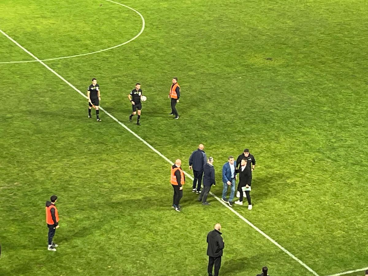 Eugen Neagoe „a luat foc” la finalul primei reprize dintre Petrolul și Rapid » Dialog încins cu Marcel Bîrsan pe tunel