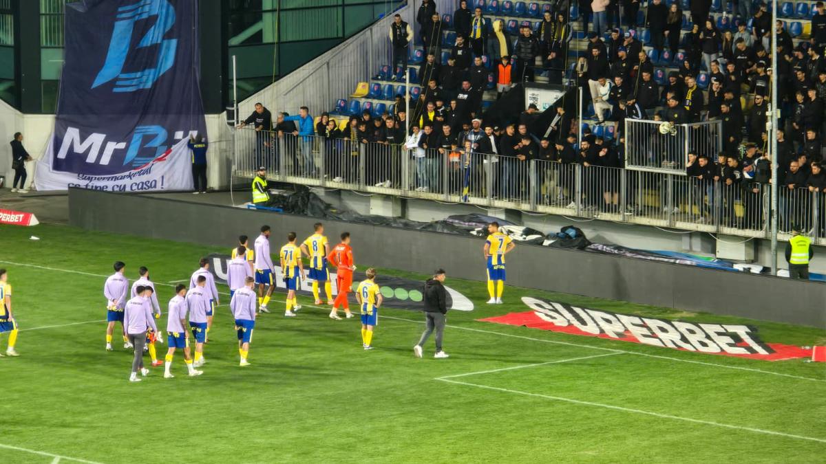 Alex Dobre, aclamat de galeria Rapidului, după victoria cu Petrolul