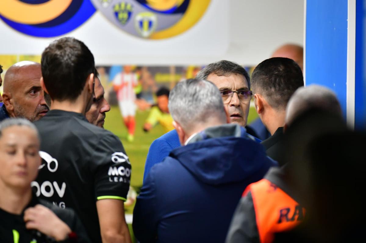 Eugen Neagoe „a luat foc” la finalul primei reprize dintre Petrolul și Rapid » Dialog încins cu Marcel Bîrsan pe tunel