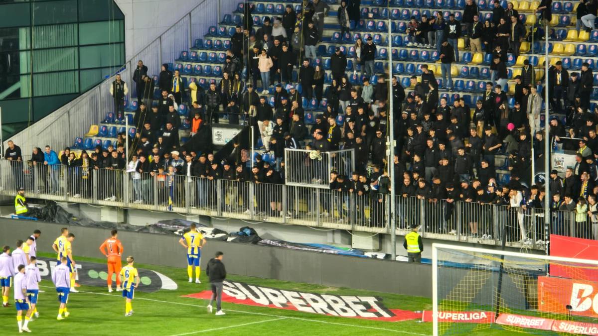 Alex Dobre, aclamat de galeria Rapidului, după victoria cu Petrolul