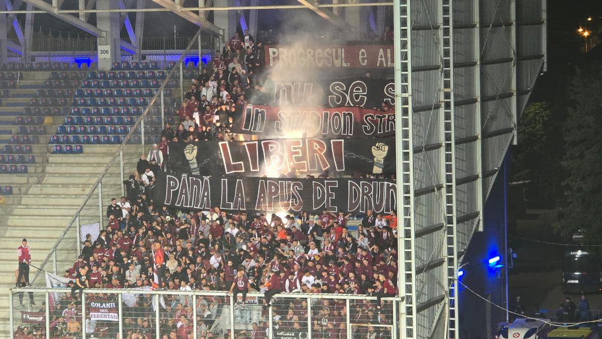 SHOW în startul partidei dintre Petrolul și Rapid » „Lupii”, coregrafie cu tentă rasistă + inspirație din „Războiul Stelelor”