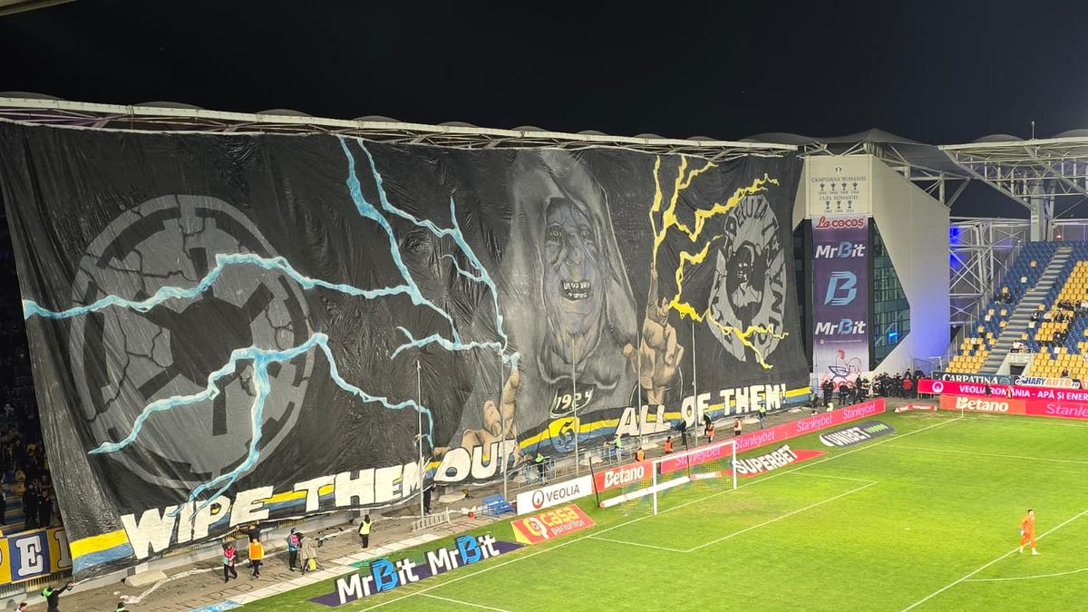 Scenografiile din startul partidei dintre Petrolul și Rapid