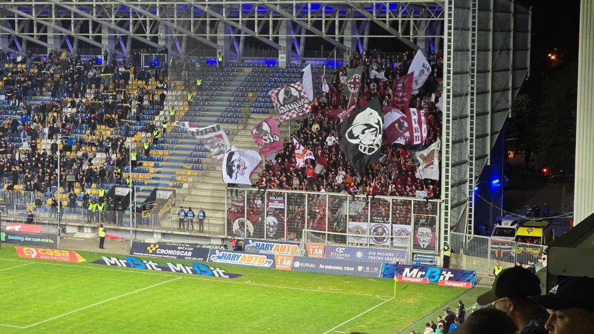 Scenografiile din startul partidei dintre Petrolul și Rapid