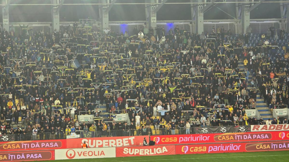 SHOW în startul partidei dintre Petrolul și Rapid » „Lupii”, coregrafie cu tentă rasistă + inspirație din „Războiul Stelelor”