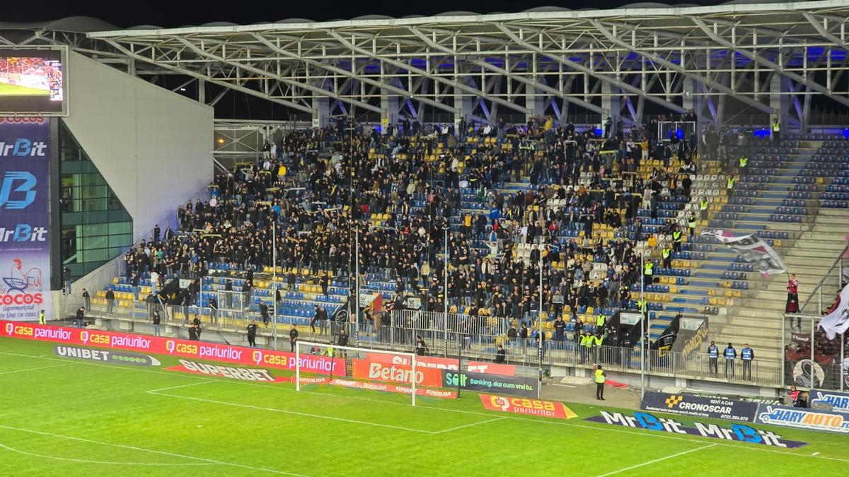 Scenografiile din startul partidei dintre Petrolul și Rapid