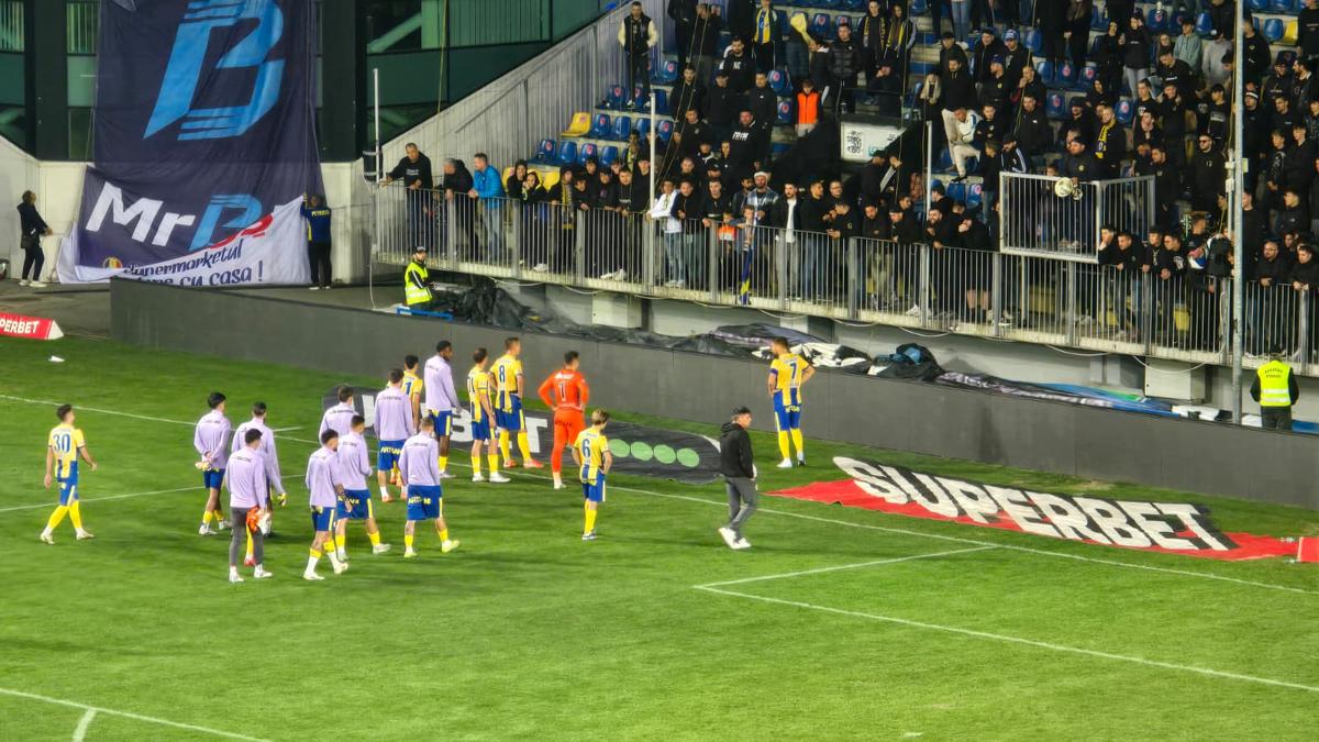 Alex Dobre, aclamat de galeria Rapidului, după victoria cu Petrolul