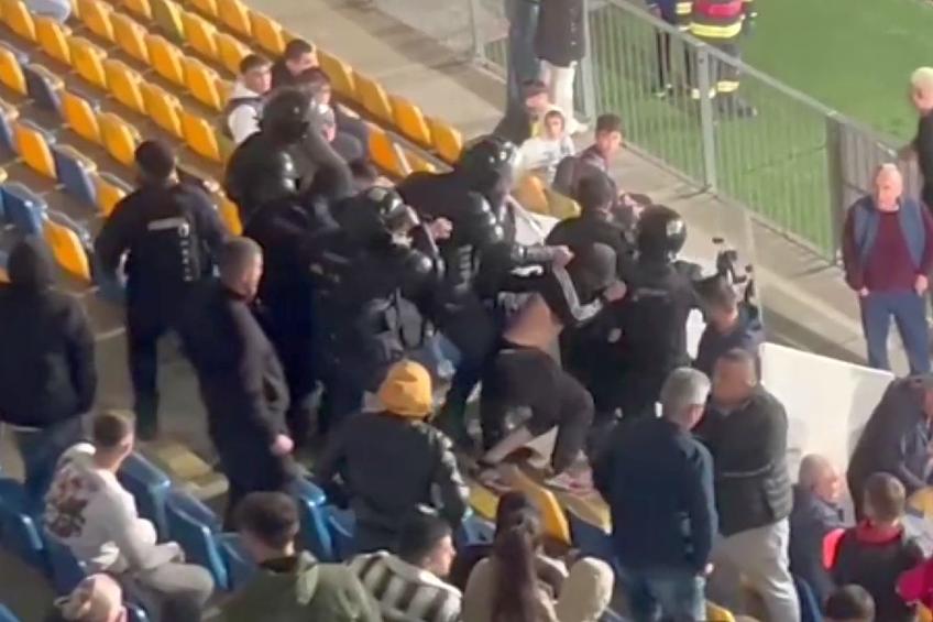 Scandal în tribune la Petrolul - Rapid! Jandarmeria a intervenit de urgență