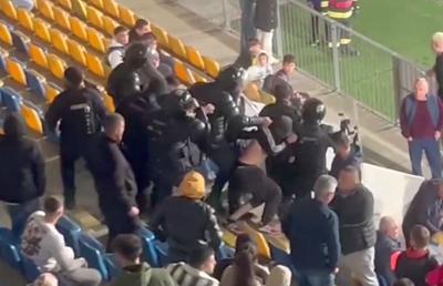 Scandal în tribune la Petrolul - Rapid! A fost nevoie de intervenția jandarmilor