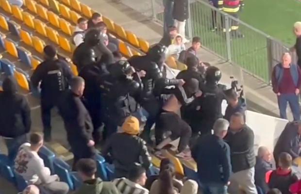 Scandal în tribune la Petrolul - Rapid! A fost nevoie de intervenția jandarmilor