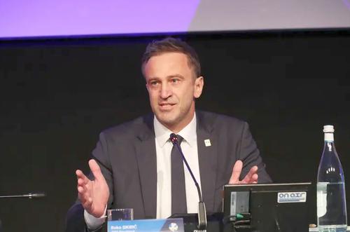 Roko Sikiric (45 de ani), președintele Confederației Europene de Volei, a susținut un discurs amplu la cea de-a 47-a Adunare Generală CEV, organizată la Milano / FOTO: CEV