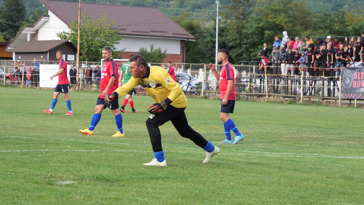Fotbal „pe viață și pe moarte” la Bănești: „Dacă nu dai gol azi, inaugurezi groapa din seara asta!”