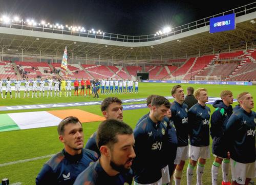 Jucătorii de rezervă ai Irlandei au stat cu spatele în timpul intonării imnului național al Israelului // foto: X