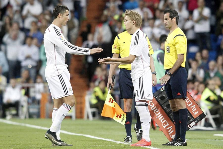 Martin Odegaard, înlocuindu-l pe Cristiano Ronaldo în Real Madrid - Getafe 7-3, în La Liga, pe 23 mai 2015 / Foto: Imago Images Căpitanul Norvegiei l-a elogiat pe Cristiano Ronaldo înaintea meciului direct: „A avut mare grijă de mine și m-a ajutat enorm”
