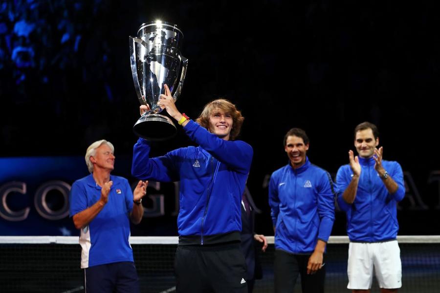 Alexander Zverev, cu trofeul Laver Cup în 2017 Foto: Guliver/GettyImages Echipa Europei, din nou campioană la Laver Cup cu victoria lui Zverev: emoții, amintiri cu Rafa și Roger + instrucțiuni de desfăcut o sticlă de șampanie