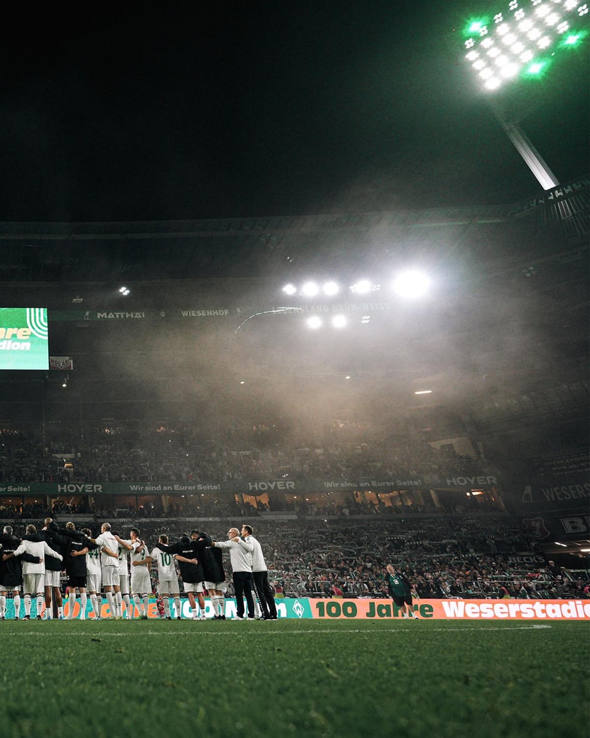 Pauză de hidratare cu bere și shoturi la meciul cu 7 goluri al legendelor de la Werder și Real Madrid