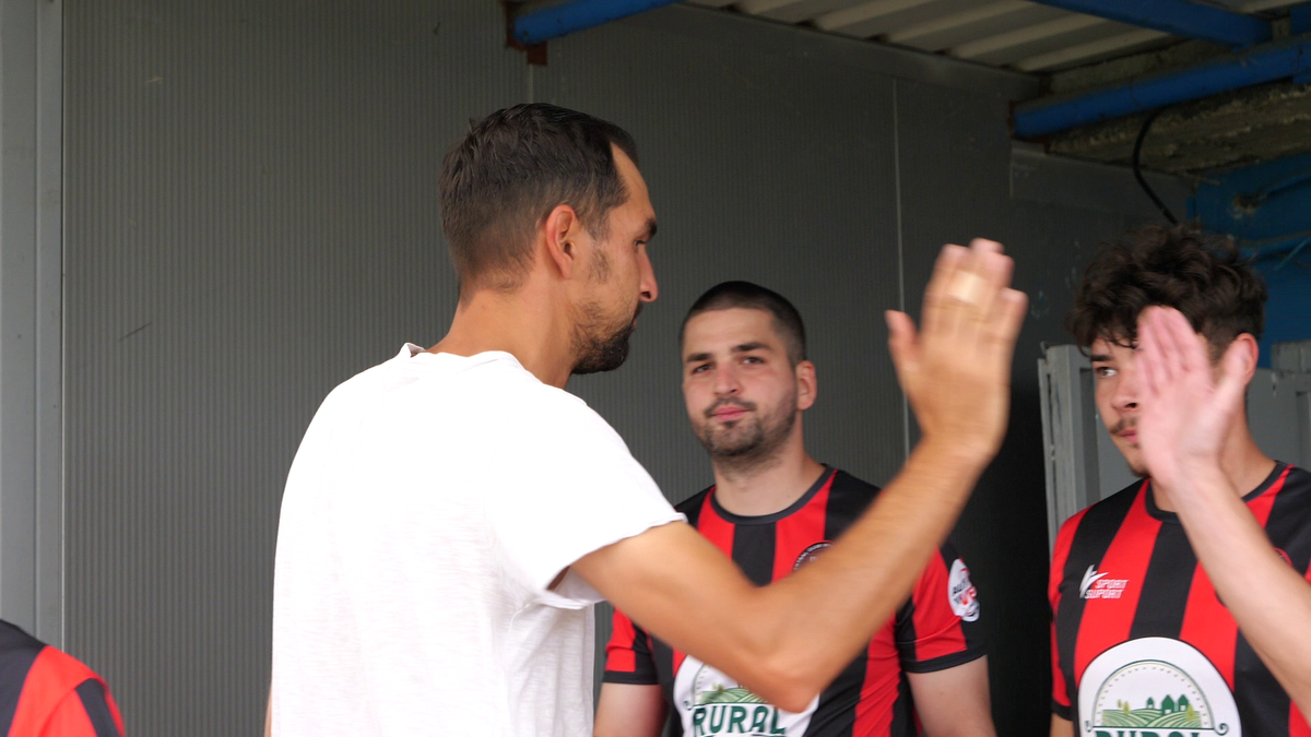 Fotbal „pe viață și pe moarte” la Bănești: „Dacă nu dai gol azi, inaugurezi groapa din seara asta!”